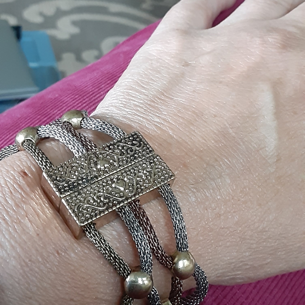Magnetic beaded cable bracelet